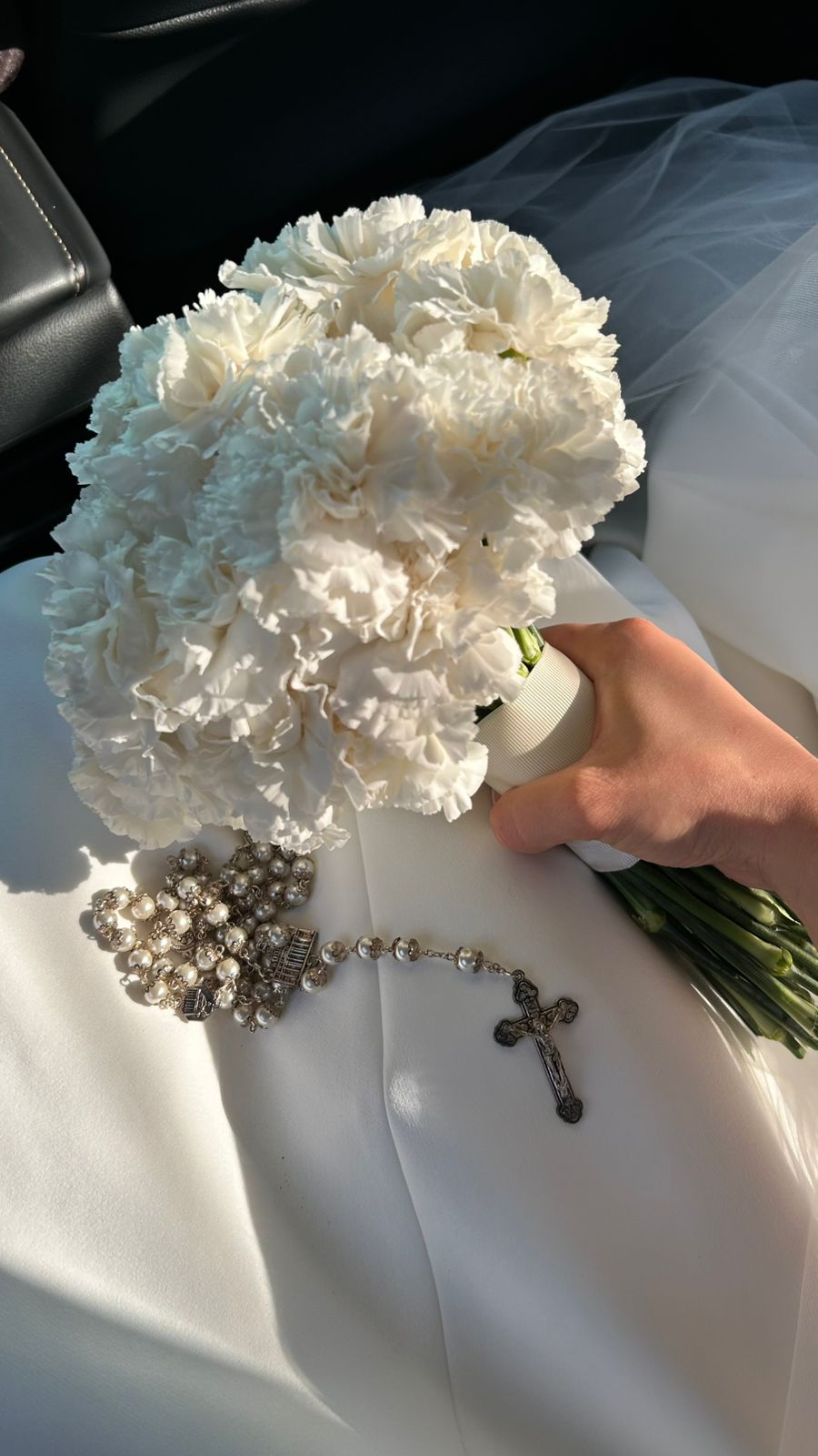 Bouquet compacto de cravos brancos com terço de pérolas