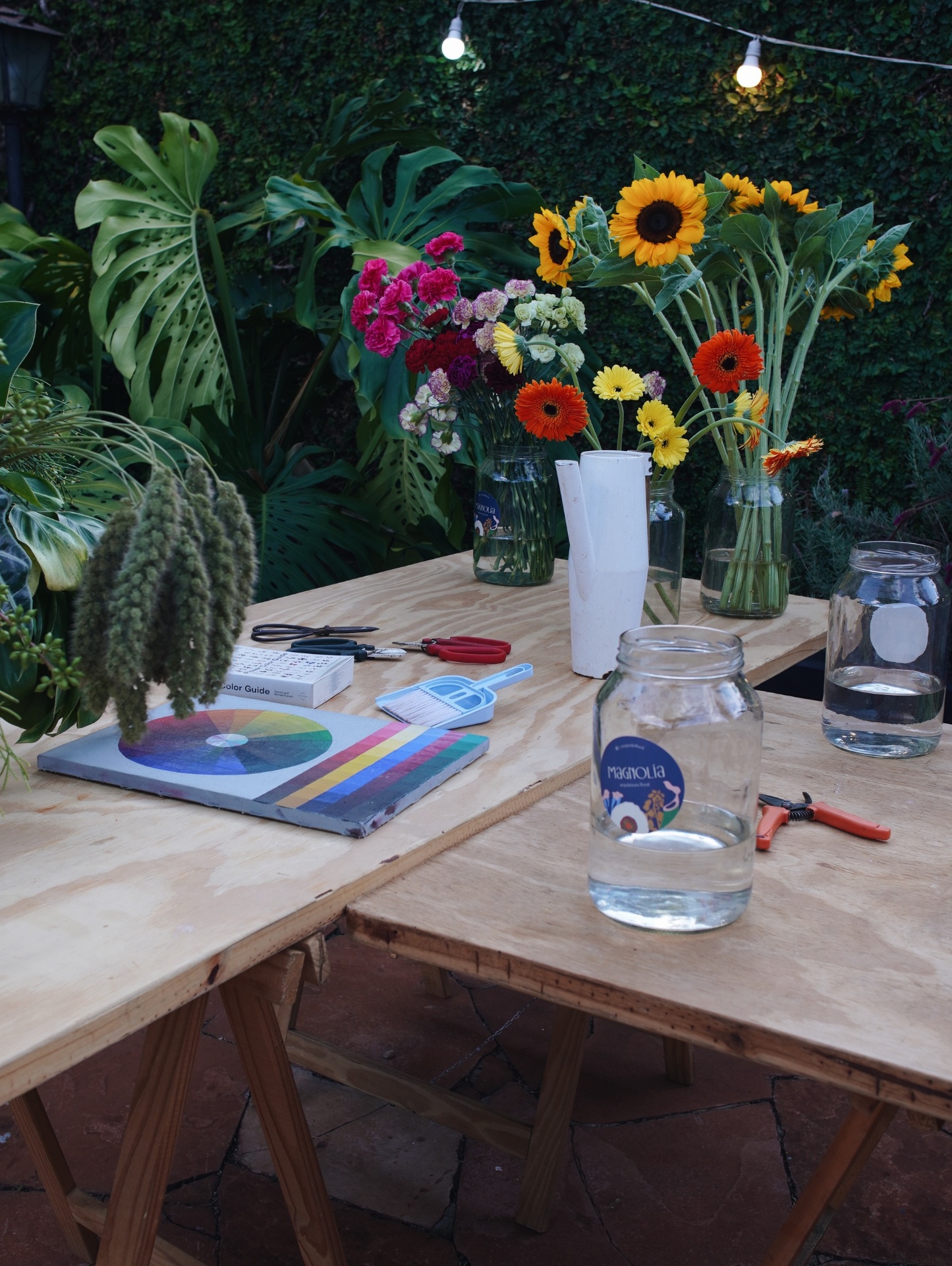 Mesa preparada com flores, ferramentas e guia de cores