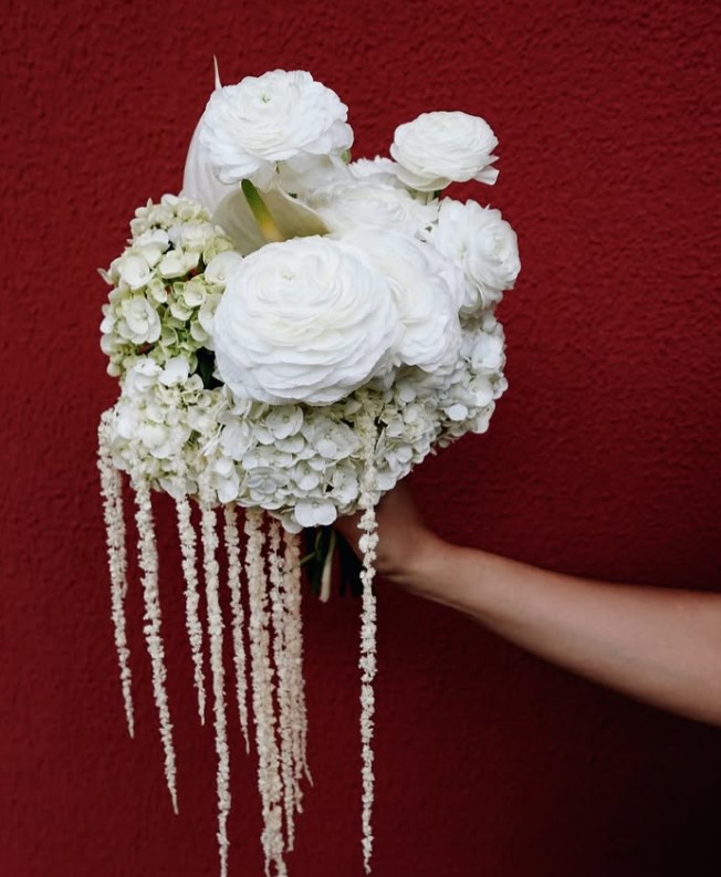 Bouquet branco de ranúnculos, hortênsias e amarantos pendentes