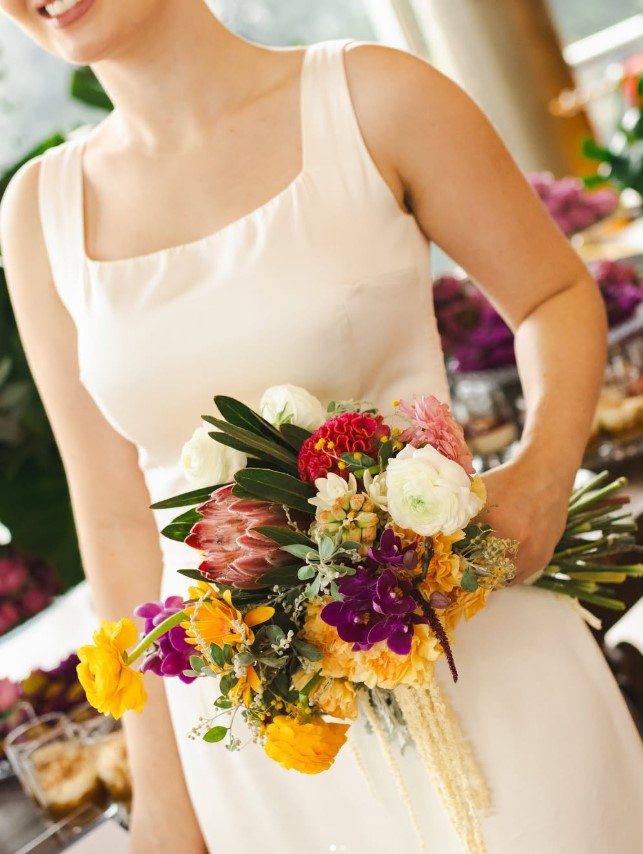Bouquet colorido — protea, ranúnculos e orquídeas vandas
