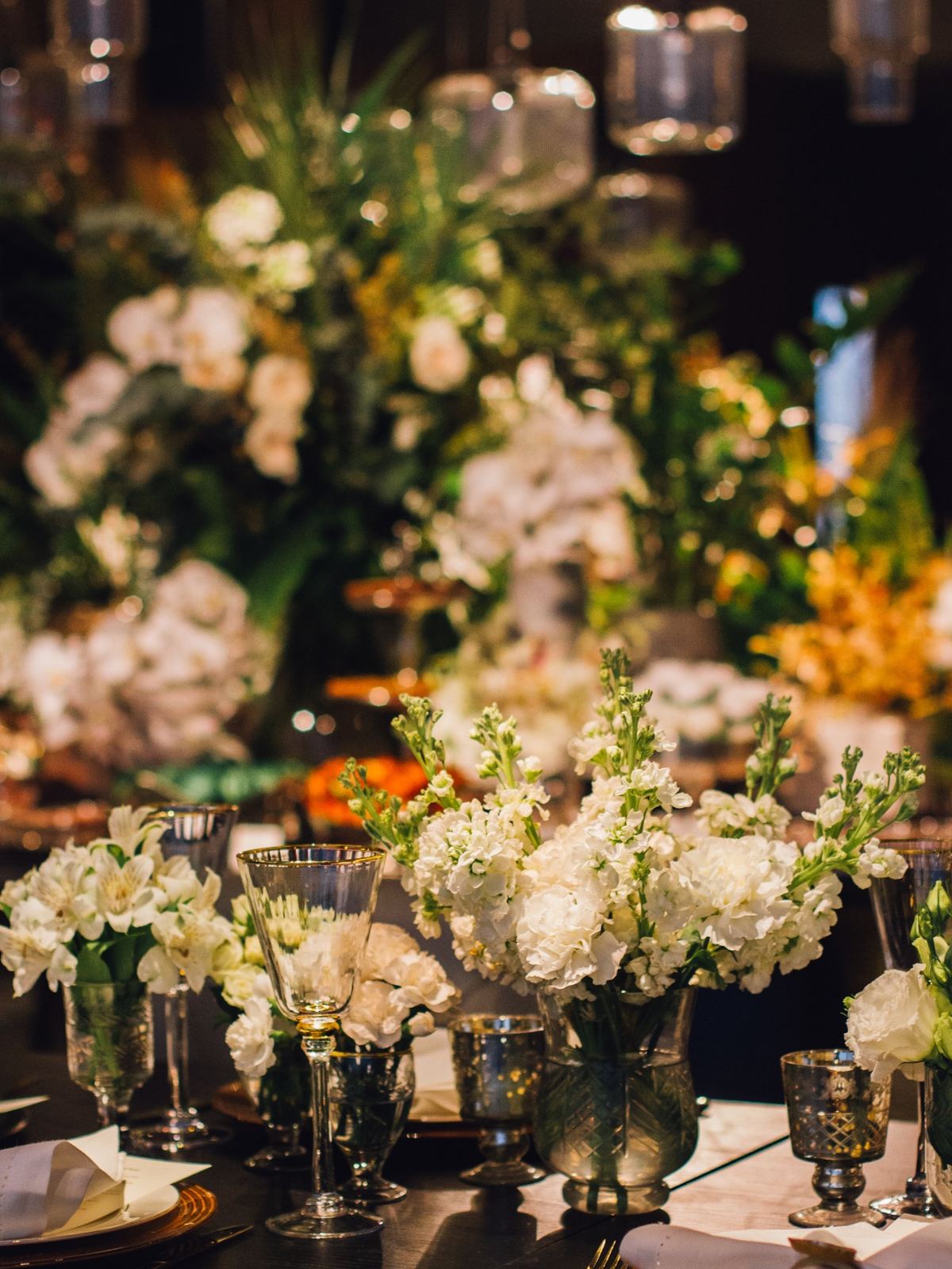 Mesa de jantar com composição branca — orquídeas, hortênsias e velas
