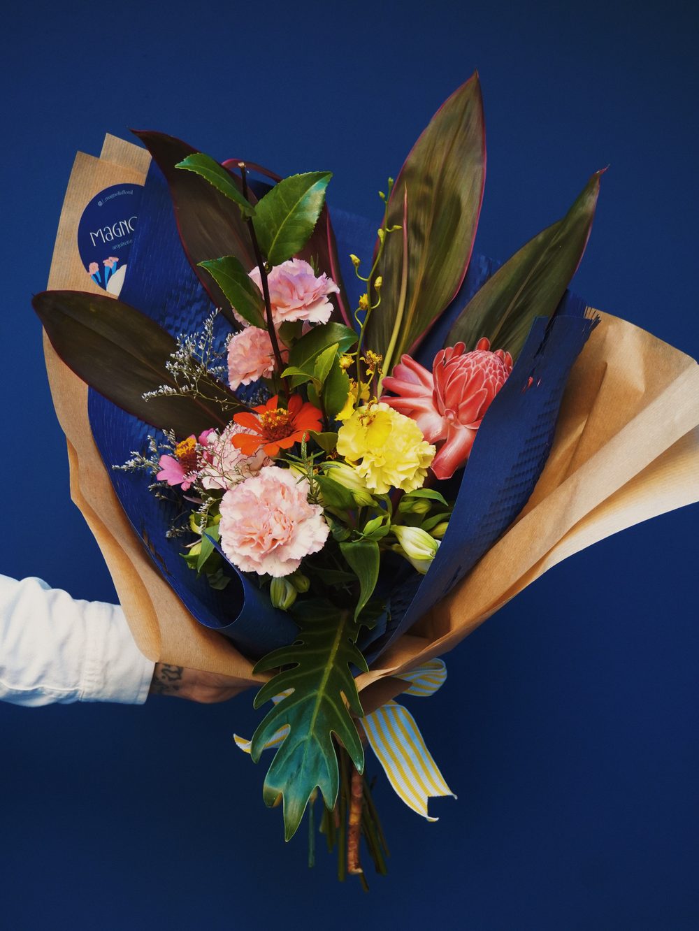 Bouquet sobre azul — bastão-do-imperador
