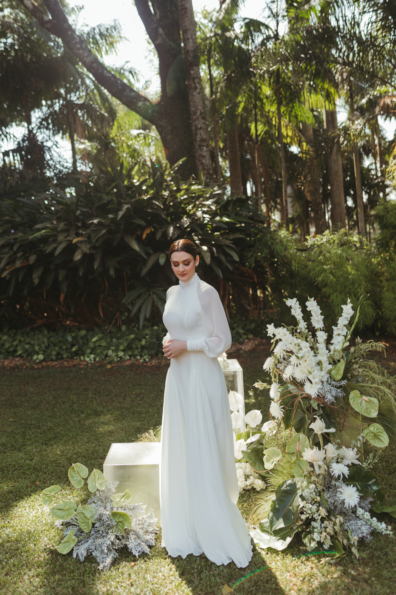 Cenografia de casamento — arco de anthurium branco e folhagens tropicais