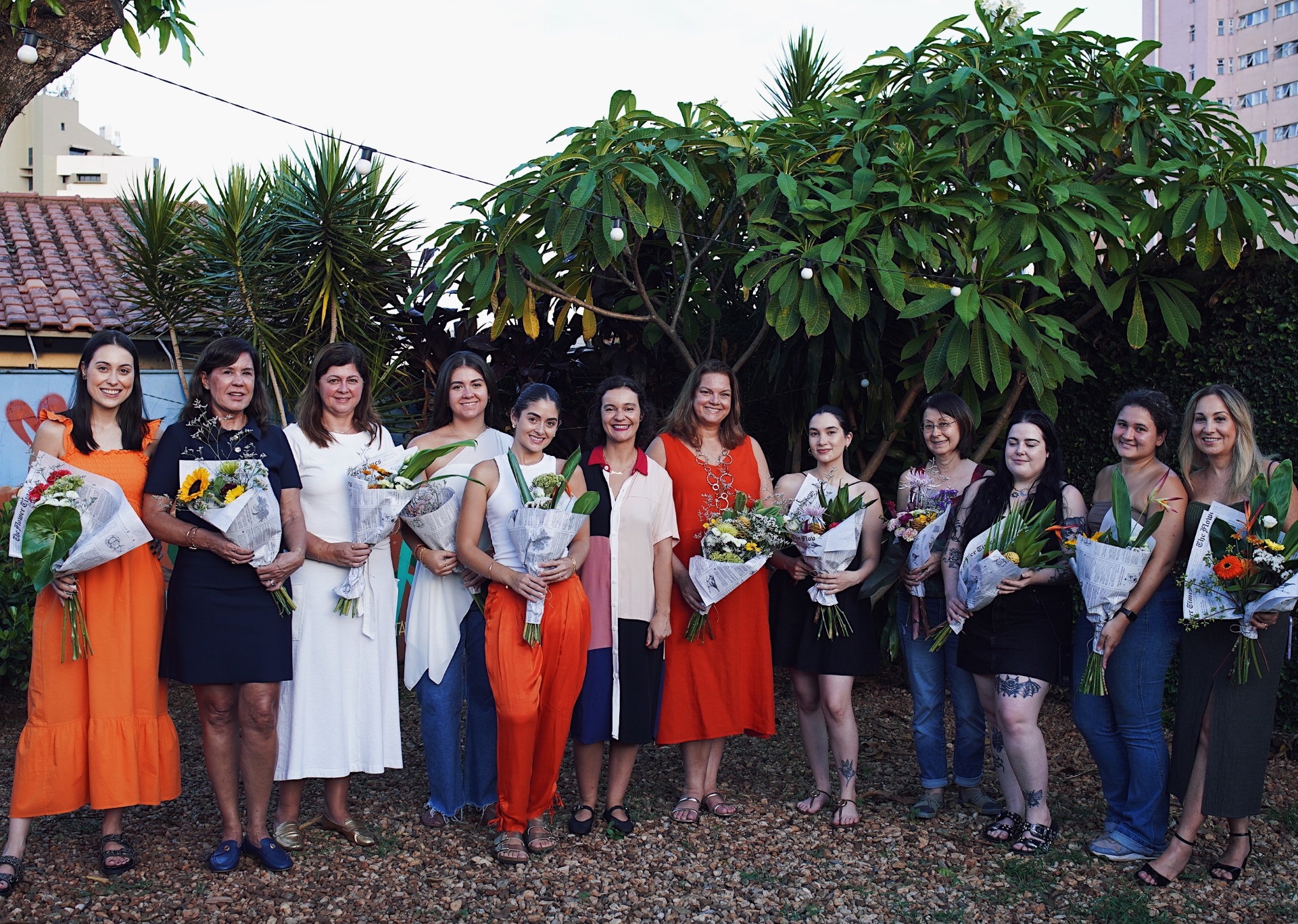 Participantes do workshop Magnolia com seus bouquets